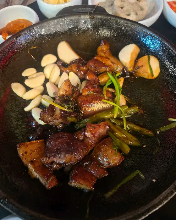다양한 재료와 함께 구워진 고기