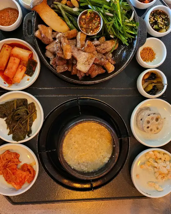 다양한 반찬과 함께 나온 볶음밥