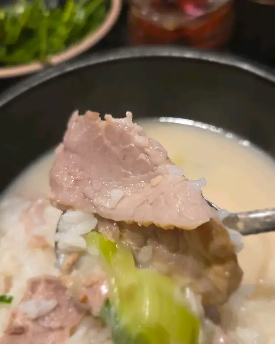 국밥 속 부드러운 고기 한 점