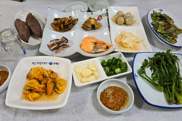 다양한 해산물과 곁들임 음식