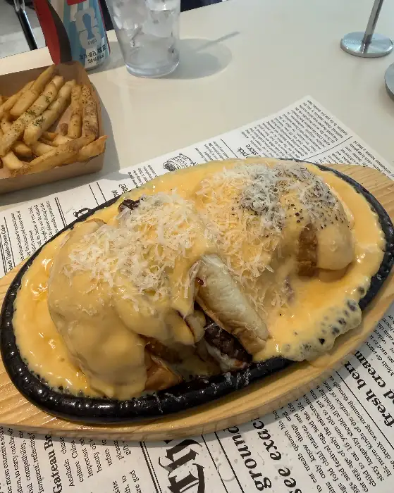 치즈가 듬뿍 올라간 버거