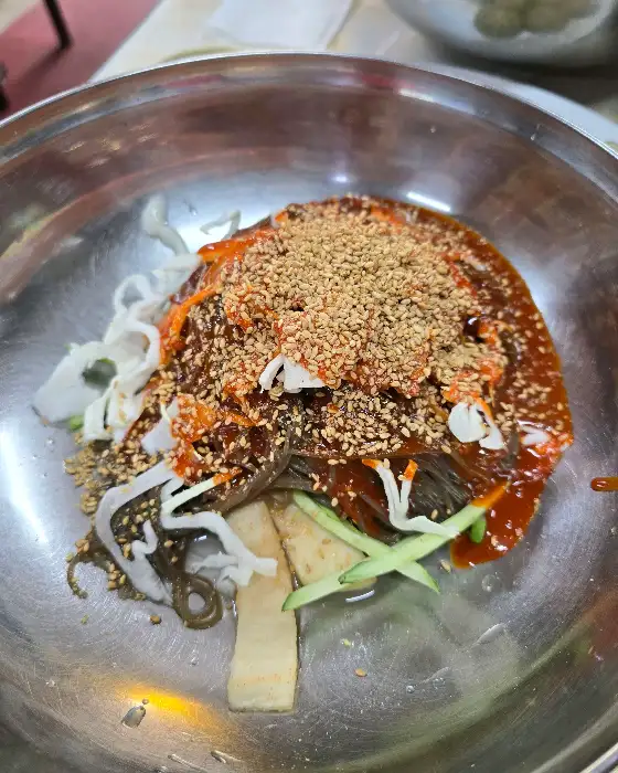 비빔냉면의 풍성한 고명