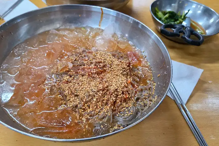 물냉면에 곁들여 먹는 열무김치