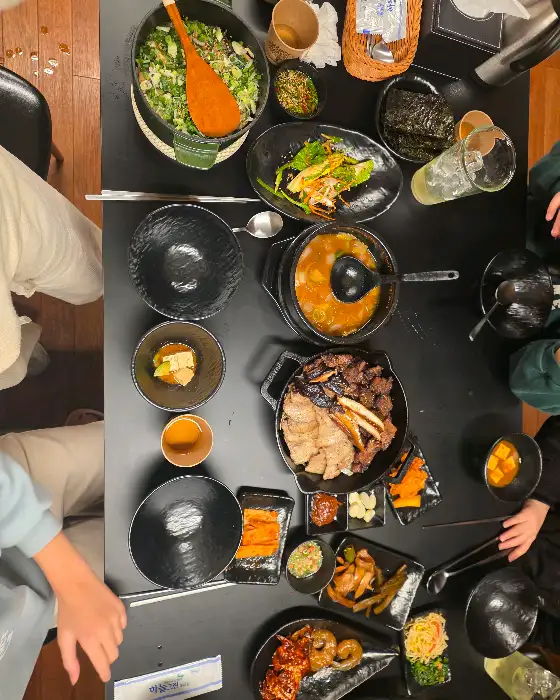 다양한 메뉴가 차려진 테이블 모습