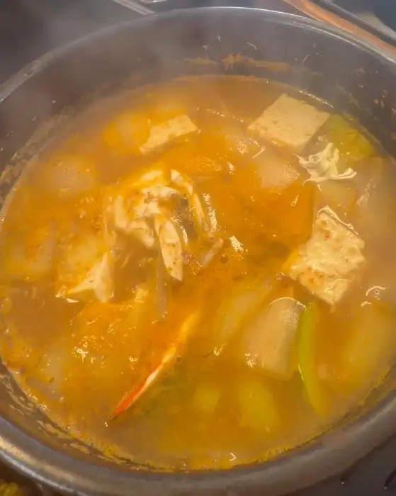 김이 모락모락 나는 된장찌개 모습