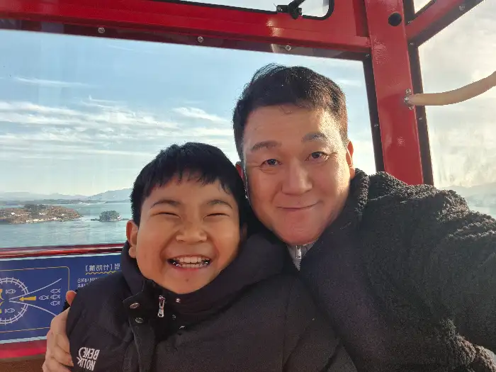 직원과 손님이 함께 웃고 있는 모습