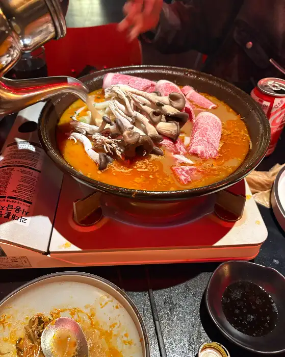 한우 모츠나베가 끓고 있는 모습