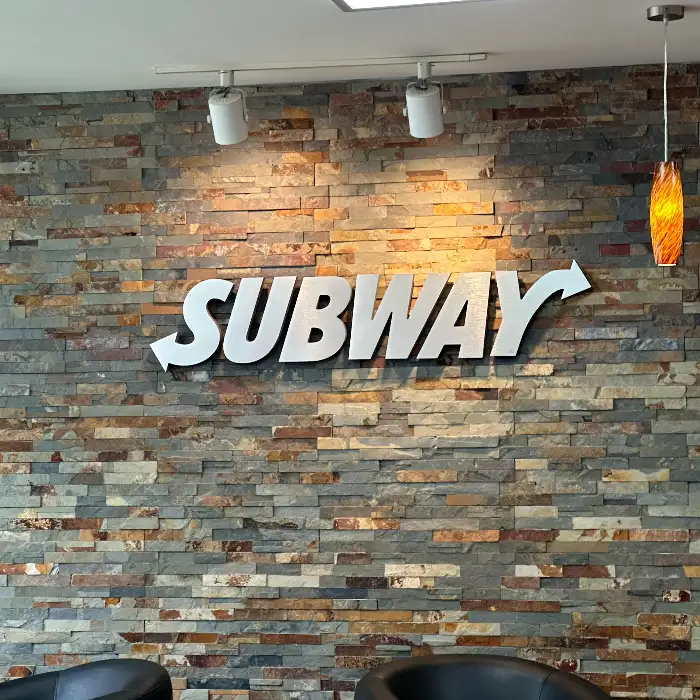 SUBWAY 로고가 새겨진 벽면