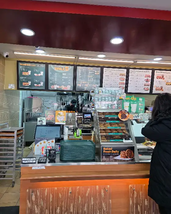다양한 메뉴가 전시된 매장 내부