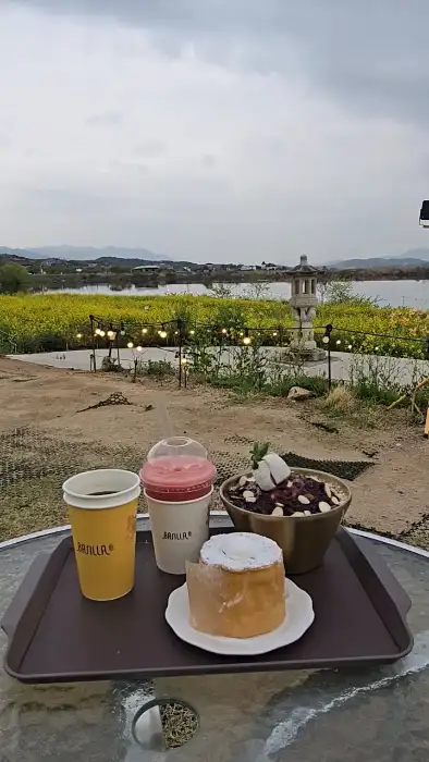 다양한 음료와 디저트가 담긴 트레이