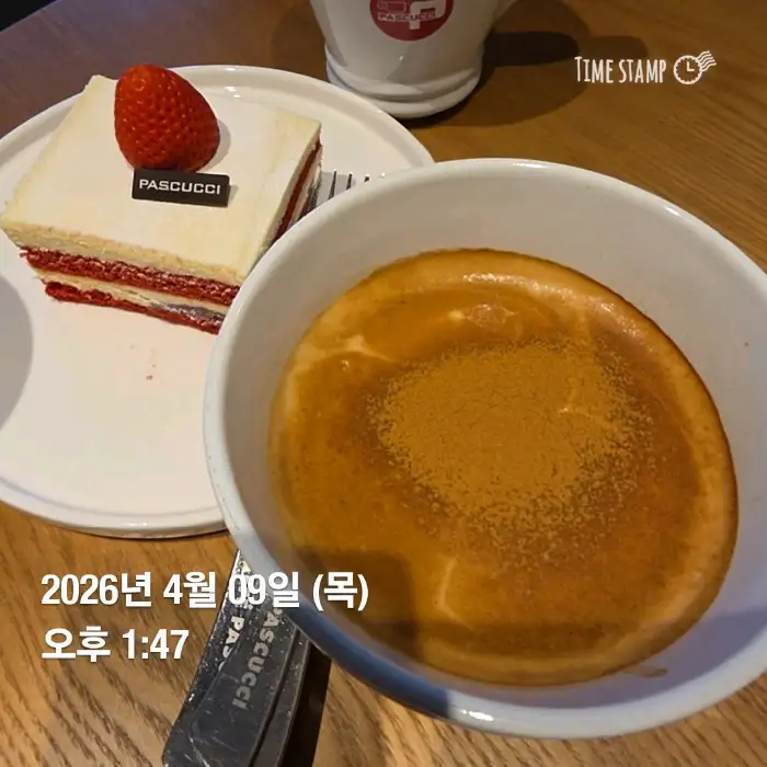 케이크와 커피가 함께 놓인 테이블