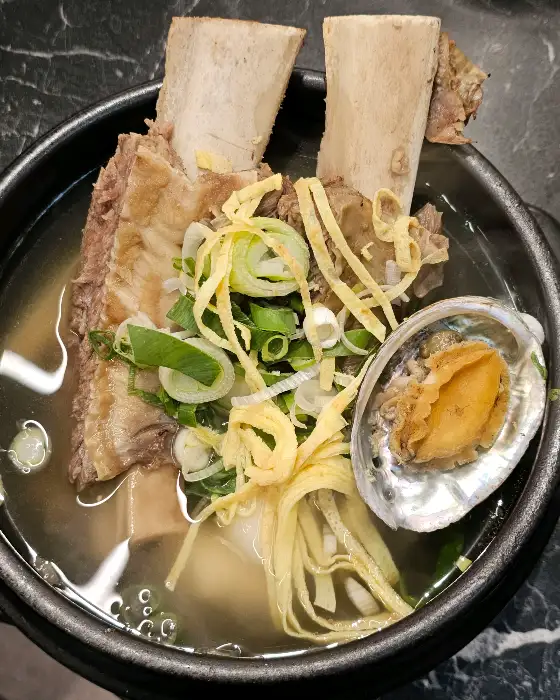 큼직한 왕갈비와 전복이 들어간 갈비탕.