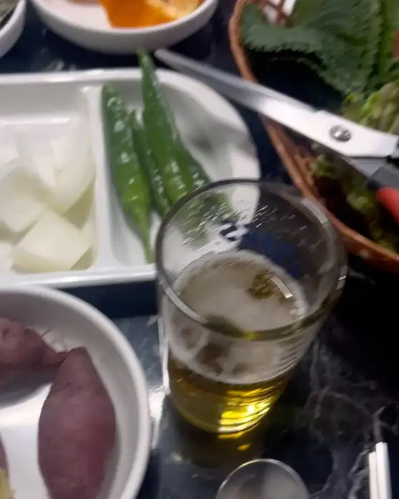 장어구이와 함께 준비된 밑반찬과 맥주 한 잔