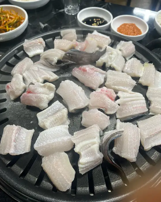 다양한 크기의 장어 조각이 불판 위에 놓여 있다.