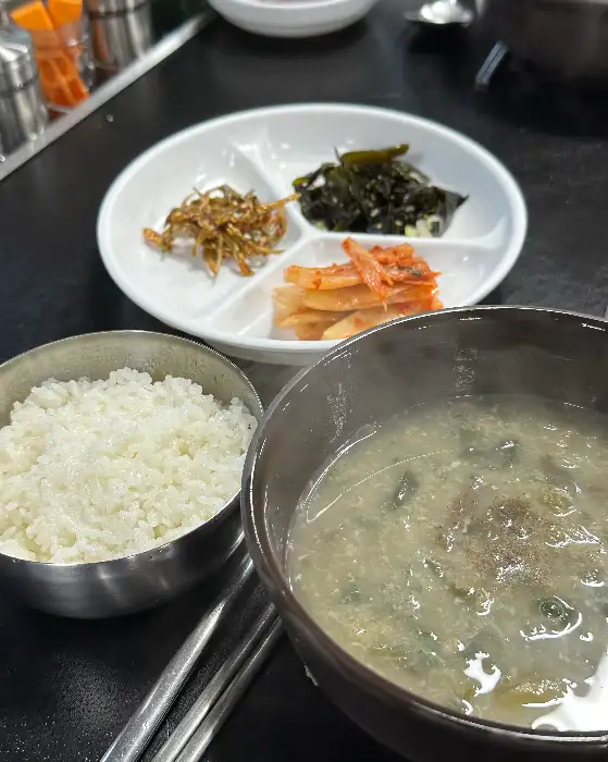 장어탕과 밥, 그리고 세 가지 반찬이 담긴 그릇