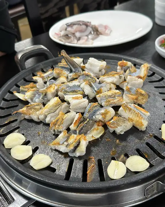 달궈진 불판 위에서 노릇하게 구워지고 있는 장어