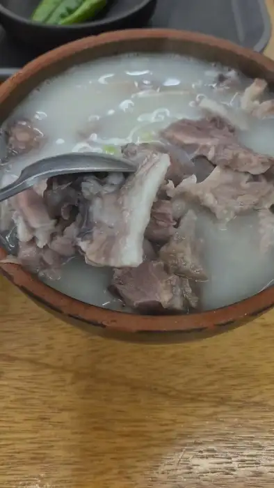 돼지머리국밥의 푸짐한 고기 모습