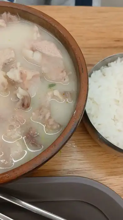 돼지머리국밥과 밥 한 공기의 조합