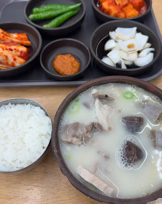 국밥과 함께 나온 밑반찬들