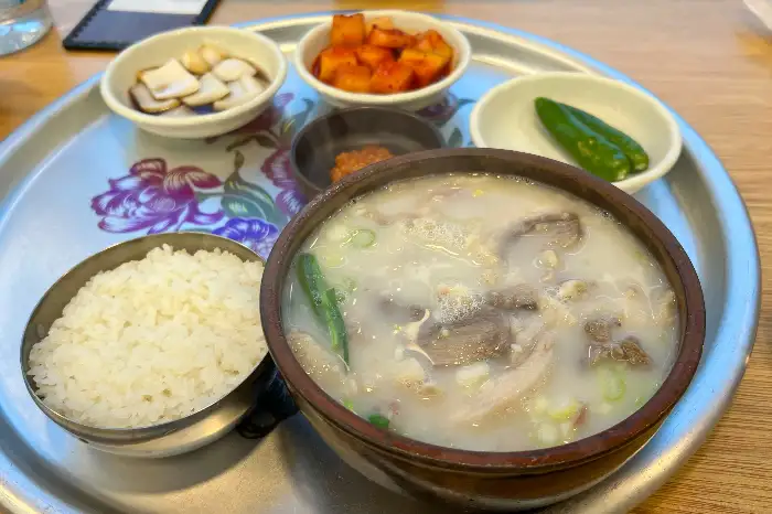 푸짐하게 담긴 돼지머리국밥 한 그릇