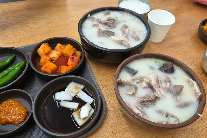여러 개의 국밥이 차려진 식탁 모습