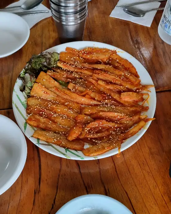 푸짐하게 담긴 감자수제비. 큼지막한 감자와 쫄깃한 수제비가 돋보인다.