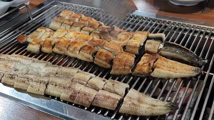 숯불 위에서 맛있게 구워지고 있는 장어