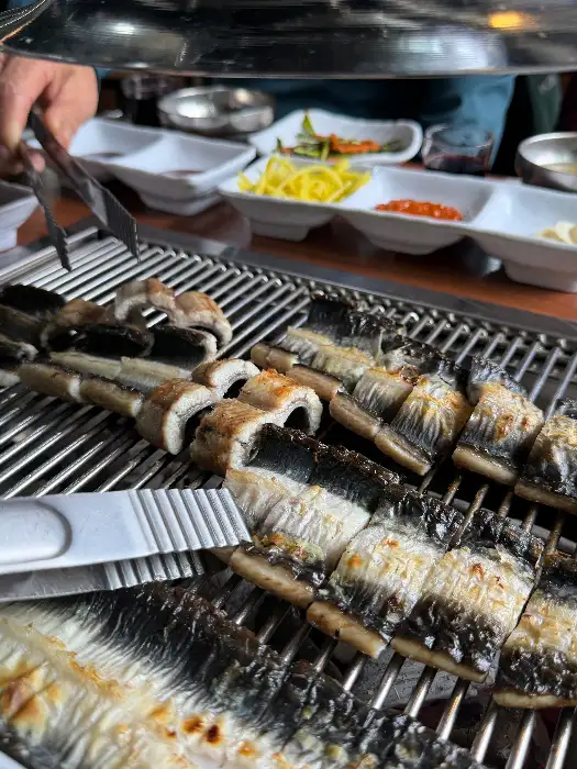 숯불 위에서 맛있게 익어가고 있는 장어구이