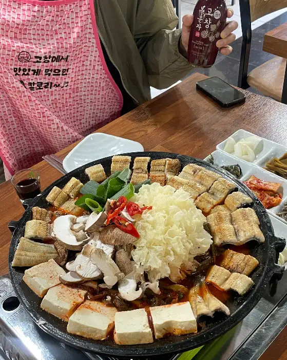 장어 구이와 다양한 반찬, 그리고 소스가 담긴 플레이트