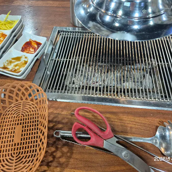 숯불 구이판과 집게, 가위 등 조리 도구