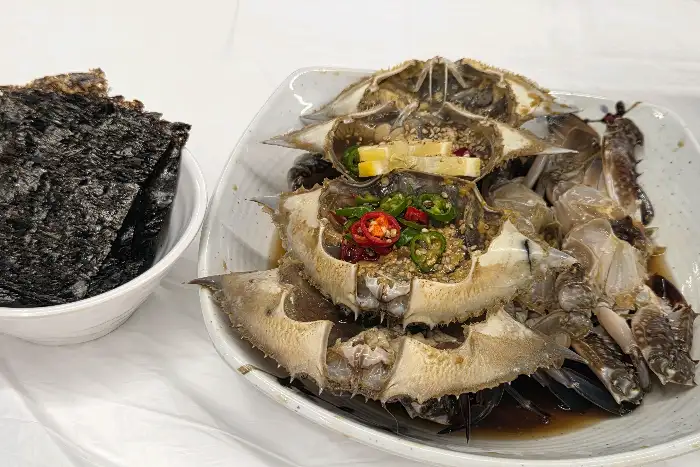 신선한 간장게장 접시와 김, 밥