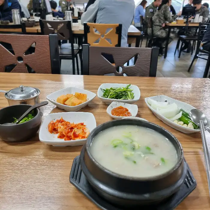 정갈한 기본 찬과 돼지국밥