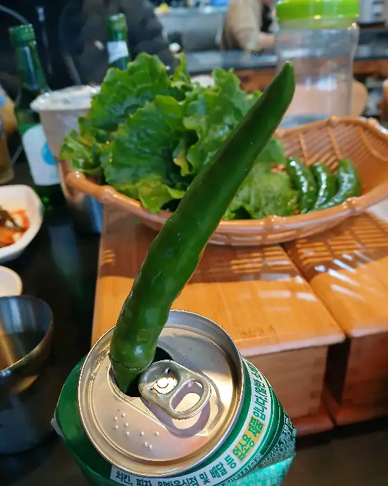 싱싱한 채소와 김치가 담긴 바구니