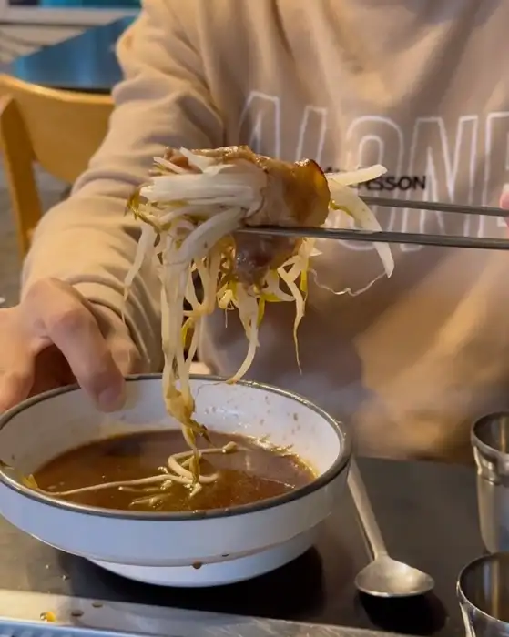 고기, 숙주, 김치를 곁들여 먹는 모습