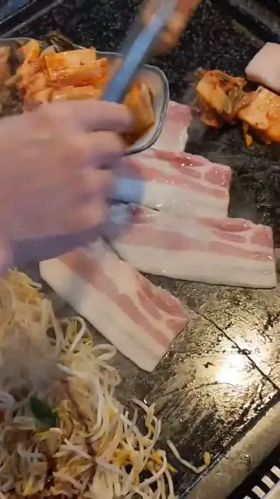 고기를 굽고 있는 모습