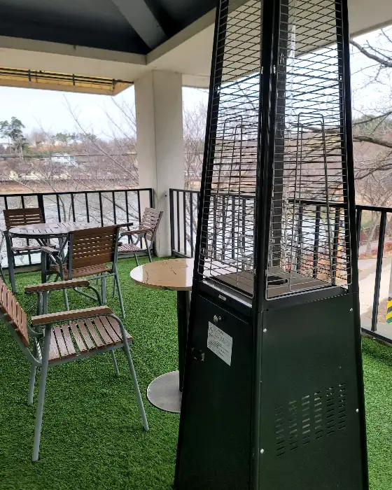 야외 좌석과 난방기, 잔디가 깔린 공간