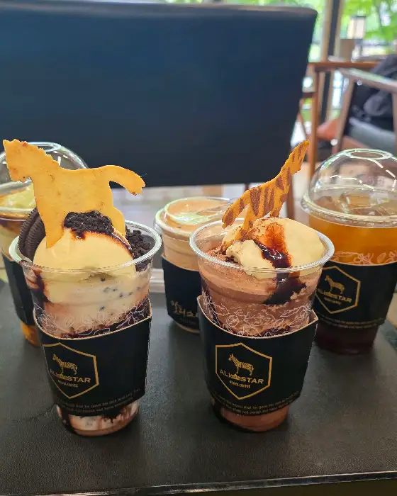 컵에 담긴 달콤한 디저트 음료들