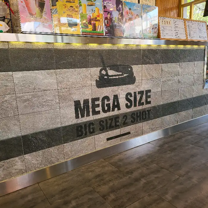 벽면에 적힌 MEGA SIZE BIG SIZE 2 SHOT 문구