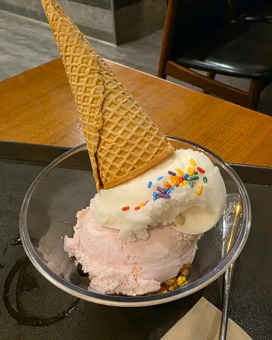 아이스크림 콘과 함께 나온 빙수