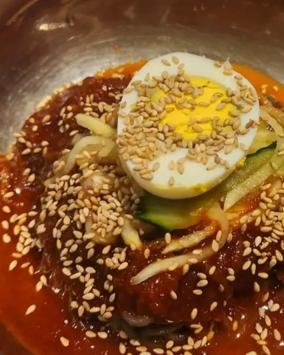 고명 올려진 막국수