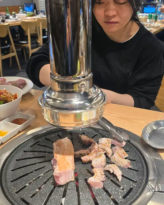 불판 위에 올라간 삼겹살