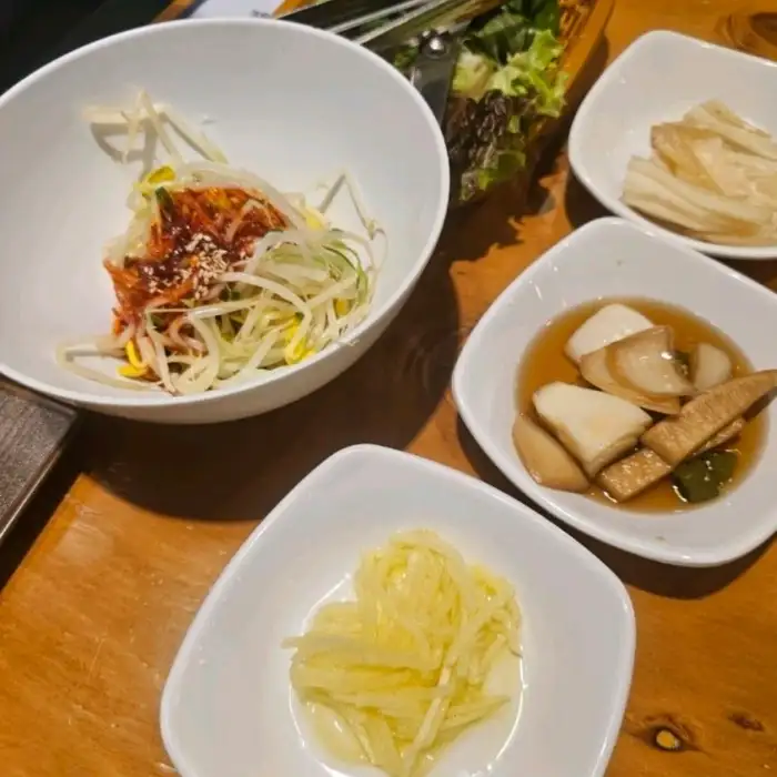 각종 쌈 채소와 밑반찬