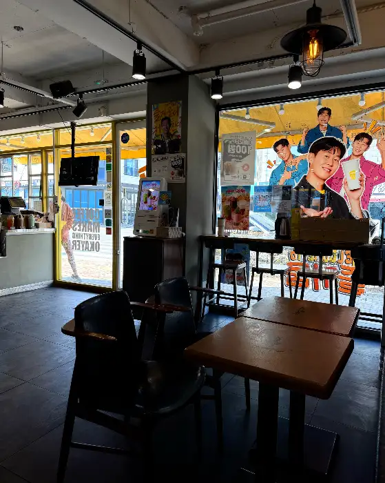 메가커피 창가 좌석