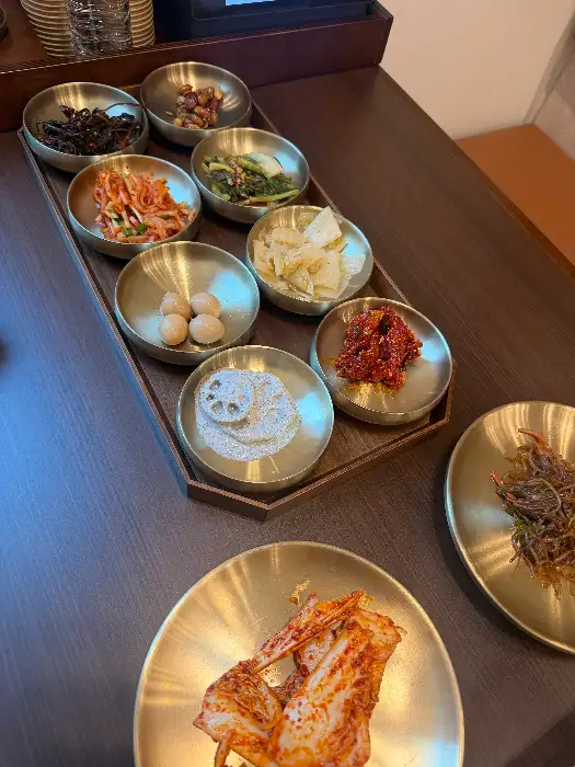 가지런히 놓인 여러 가지 나물 반찬들이 담긴 작은 놋그릇들의 모습