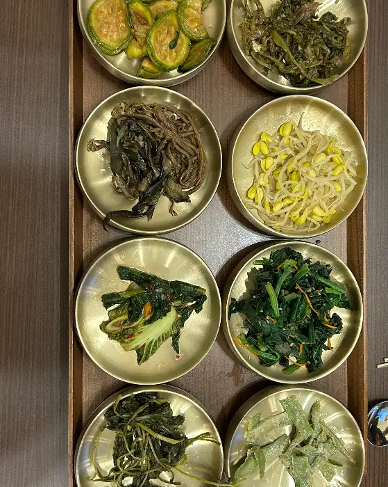 김치 한 조각이 놋그릇 위에 놓여 있는 클로즈업 사진