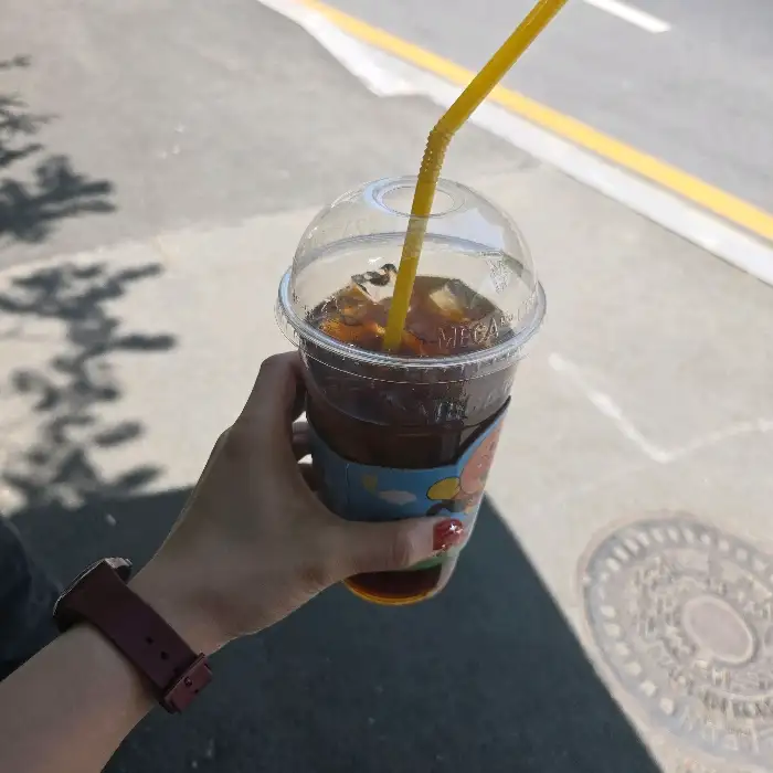 빨대가 꽂힌 딸기 조리퐁 음료