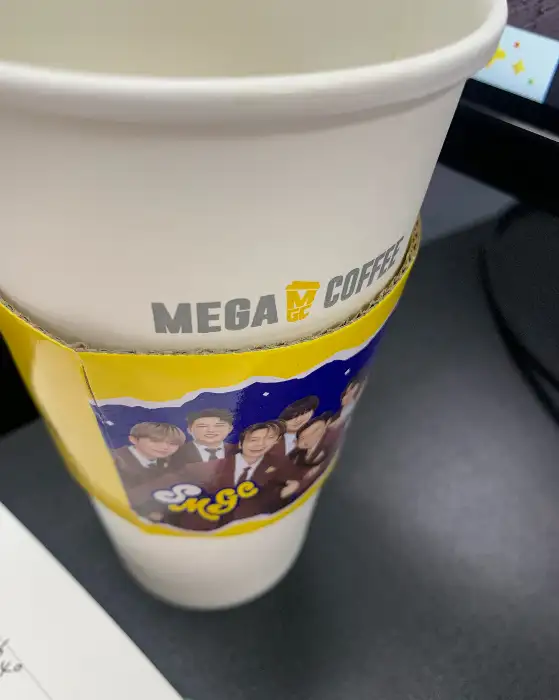 메가커피 로고가 새겨진 컵 홀더