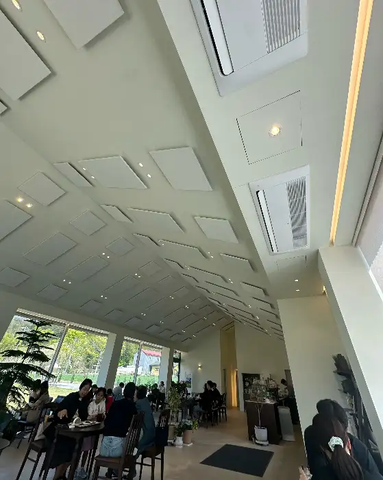 카페 내부 모습, 높은 천장과 넓은 공간