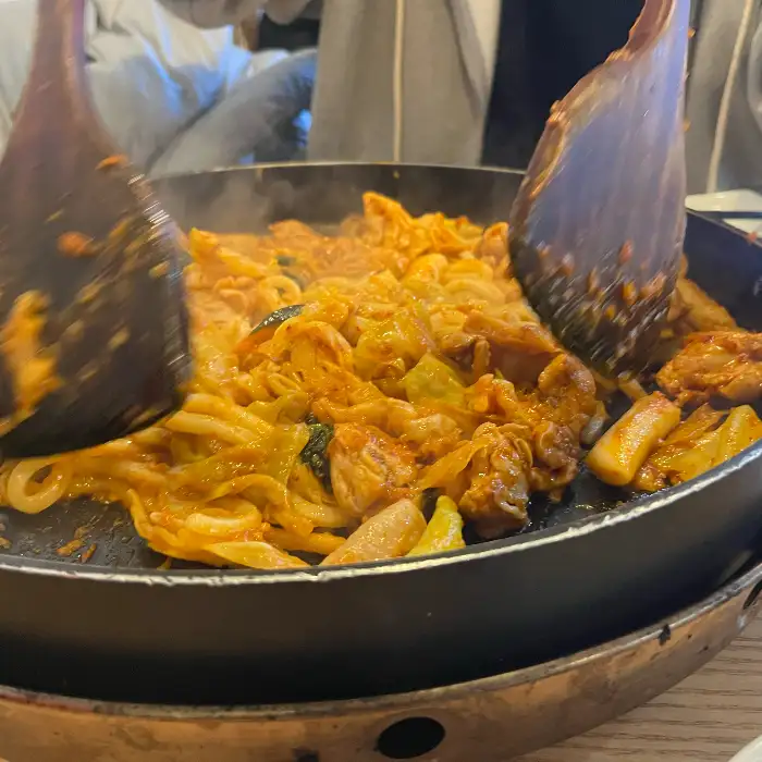 지글지글 익어가는 닭갈비