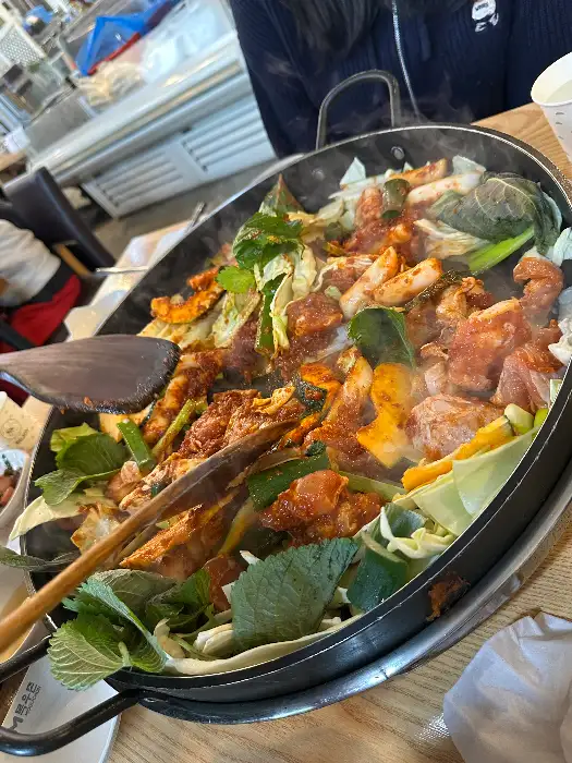 닭갈비와 채소가 어우러진 모습